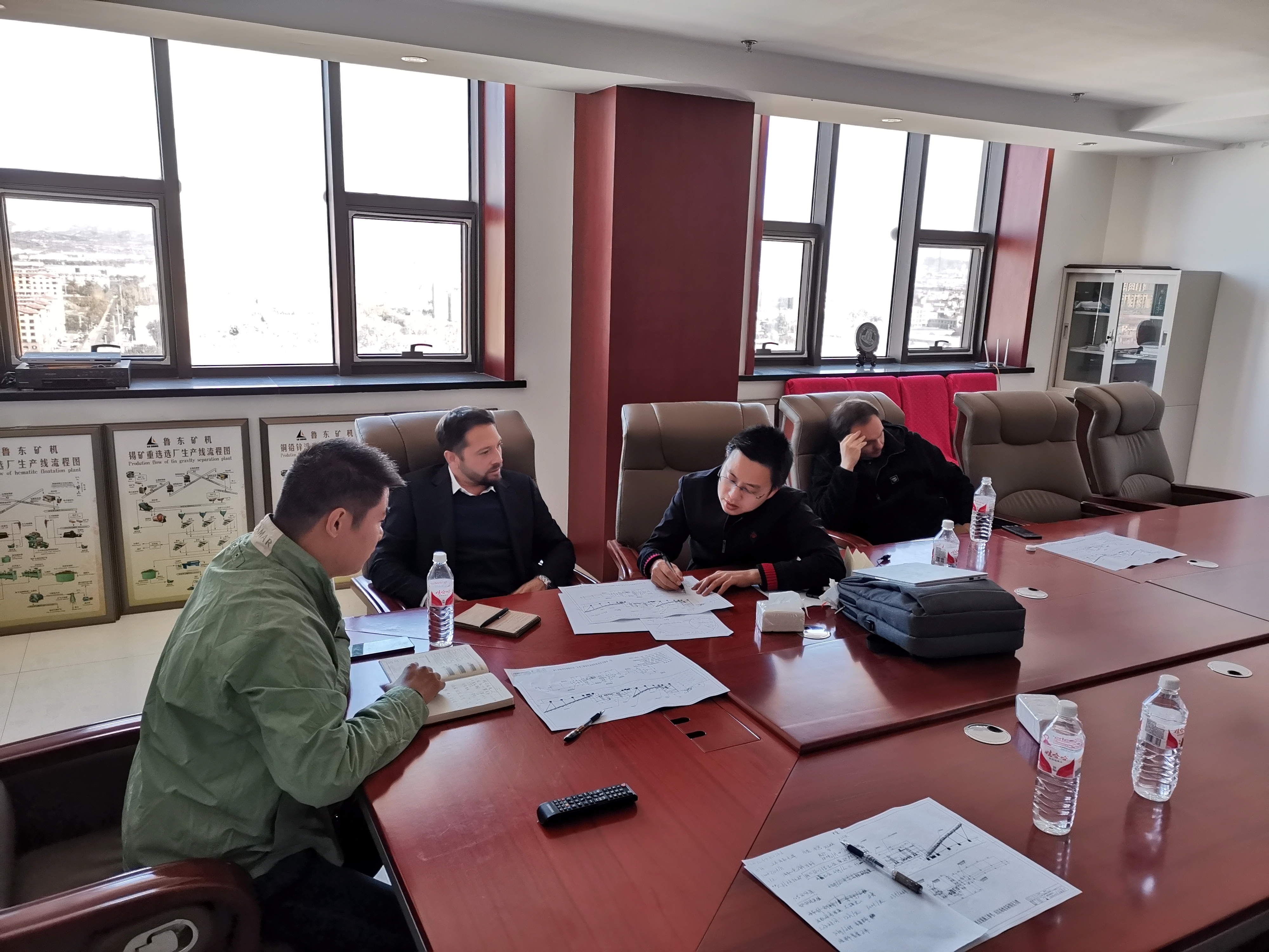 智利客戶來(lái)魯東礦機(jī)考察造粒機(jī)